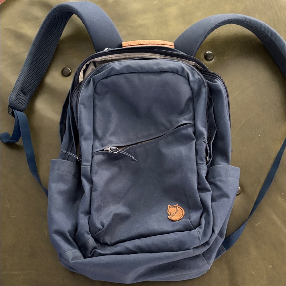 Fjällräven Raven 28 navy blue backpack.